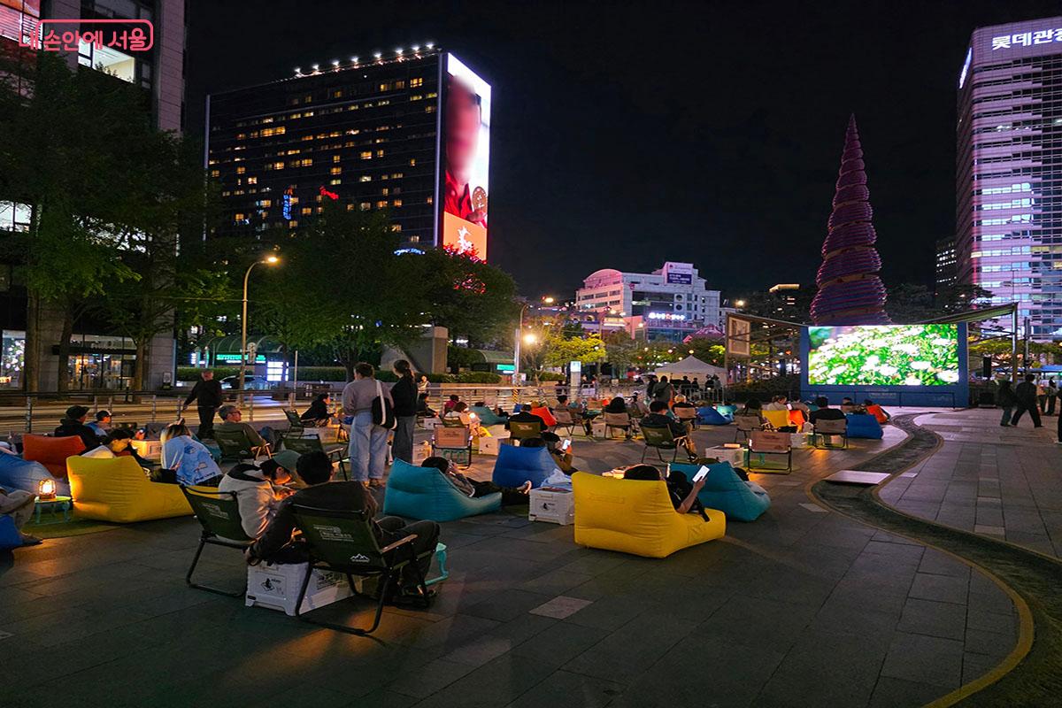 달빛 아래 빈백에 기대어 청계천에서 즐기는 도심 속 야외 독서 &copy;양순남