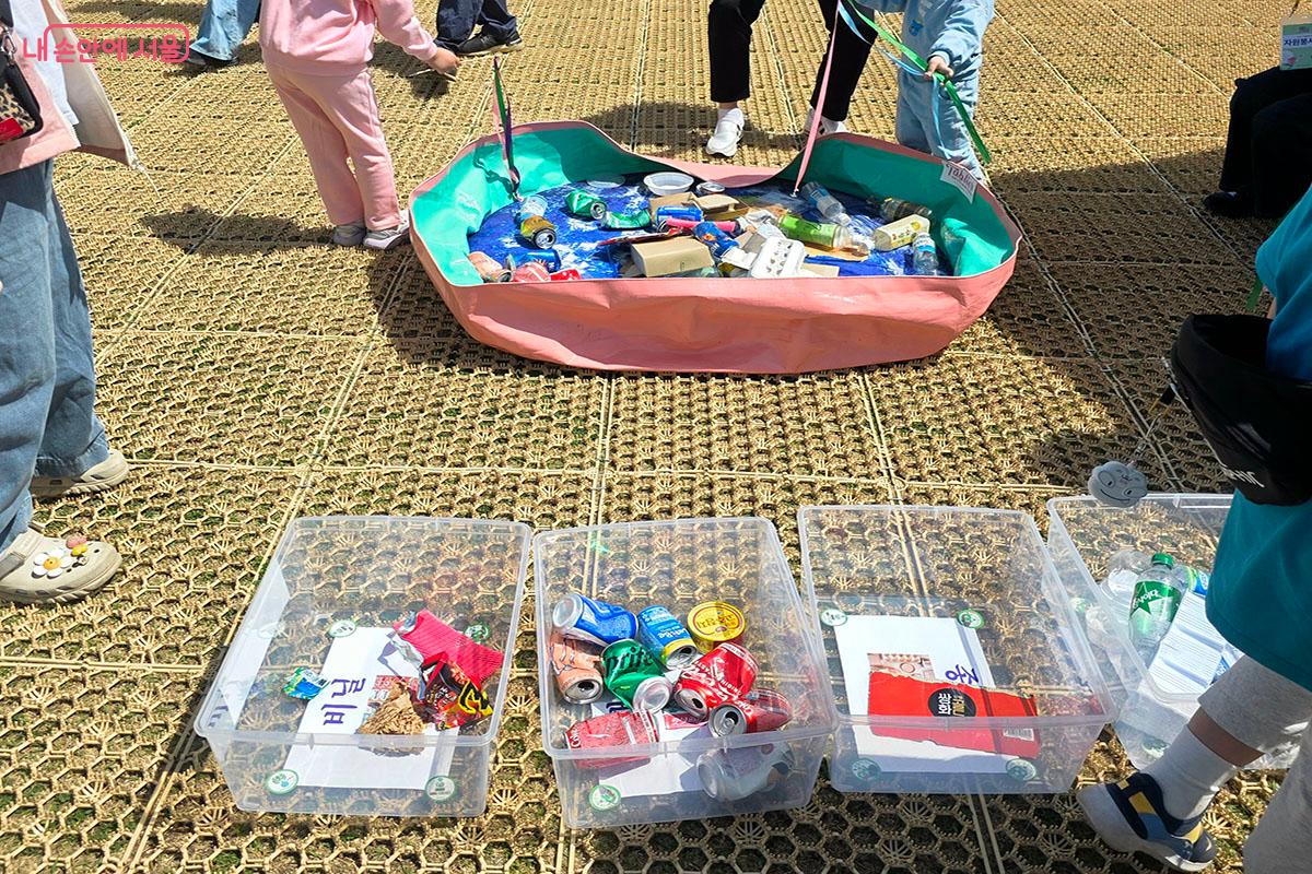 자석 낚싯대로 재활용품을 낚으며 분리배출을 배우는 아이들ⓒ양순남