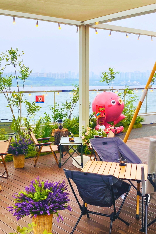 낮엔 힐링 라운지, 밤엔 루프탑 캠핑장! 낭만 한도초과 '옥수선착장'