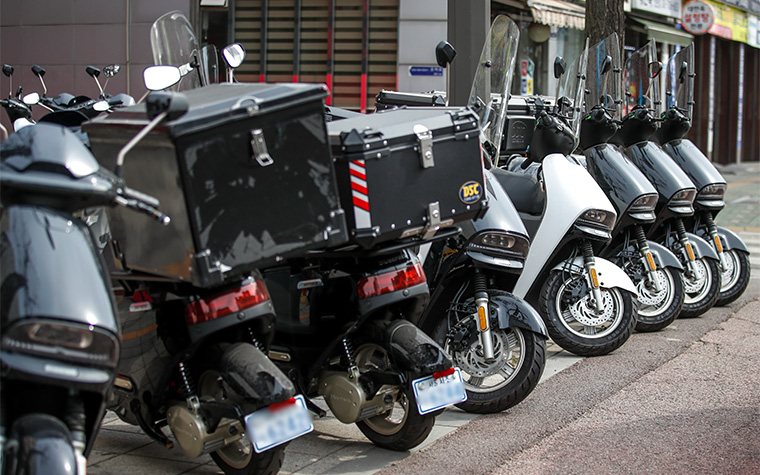 전기이륜차로 바꿔볼까? 배터리 교환형으로 충전걱정&darr; 보조금&uarr;