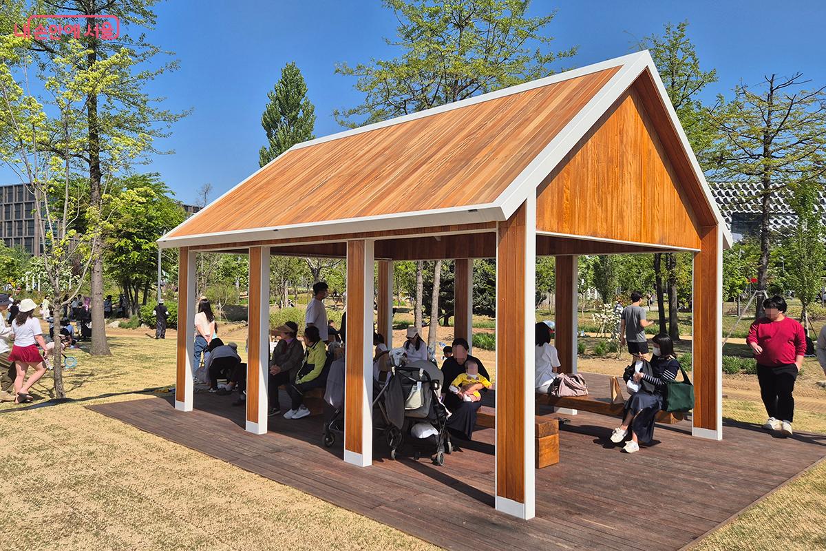 행사장 곳곳에 휴식 공간을 마련해 관람객들이 행사 중간에 편하게 쉴 수 있게 배려했다. &copy;이혜숙