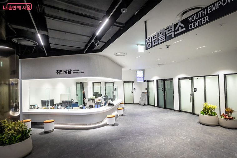 간단한 문의는 빠르게 개방형 상담창구에서, 심층 상담 및 컨설팅은 별도 상담실에서 진행된다.