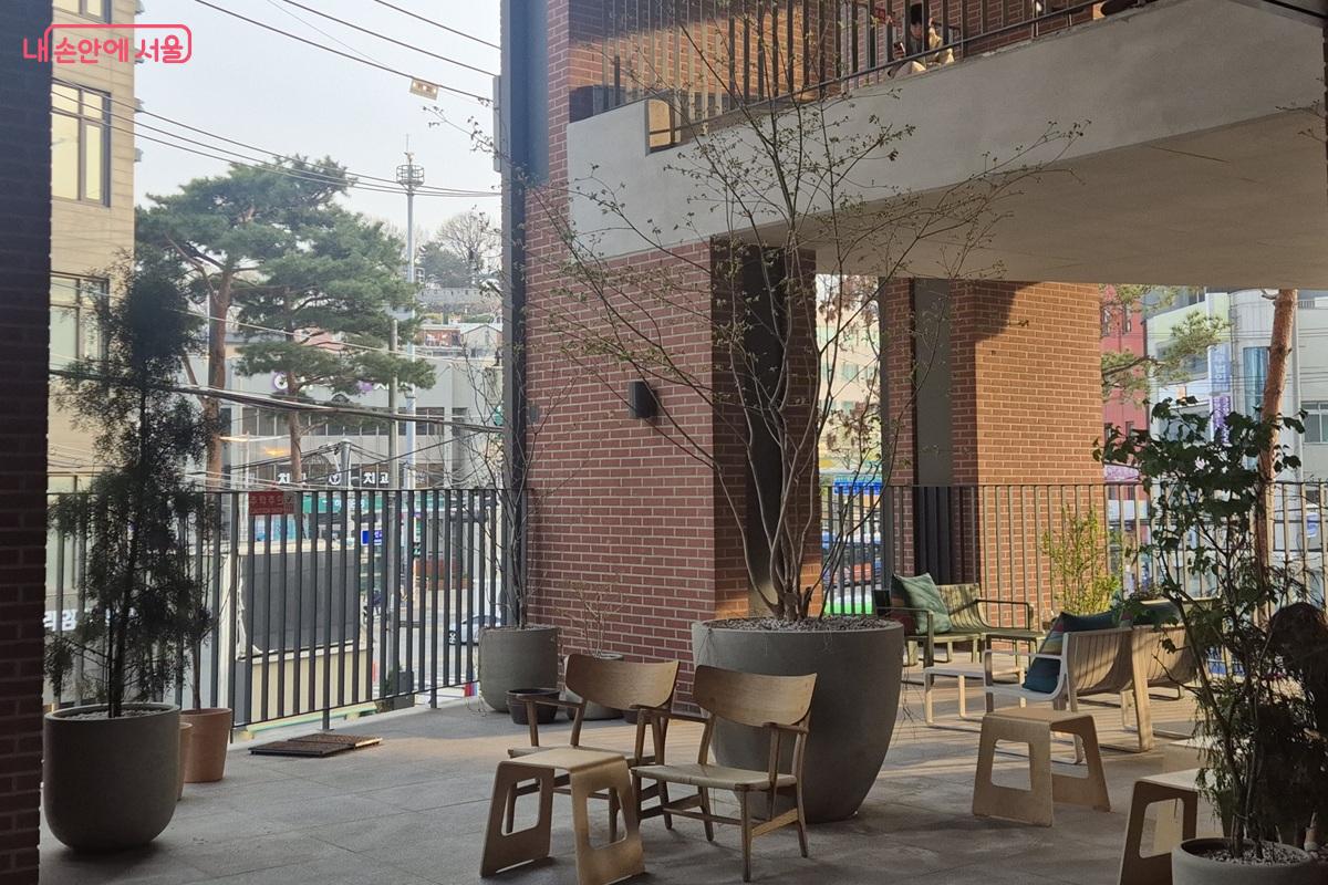 공연도 관람하고 휴식도 할 수 있는 2층 야외마당 &copy;마가은