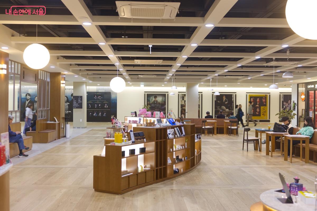 훨씬 더 넓고 쾌적해진 세종문화회관 내 세종라운지에 위치한 서울마이소울샵 &copy;임중빈