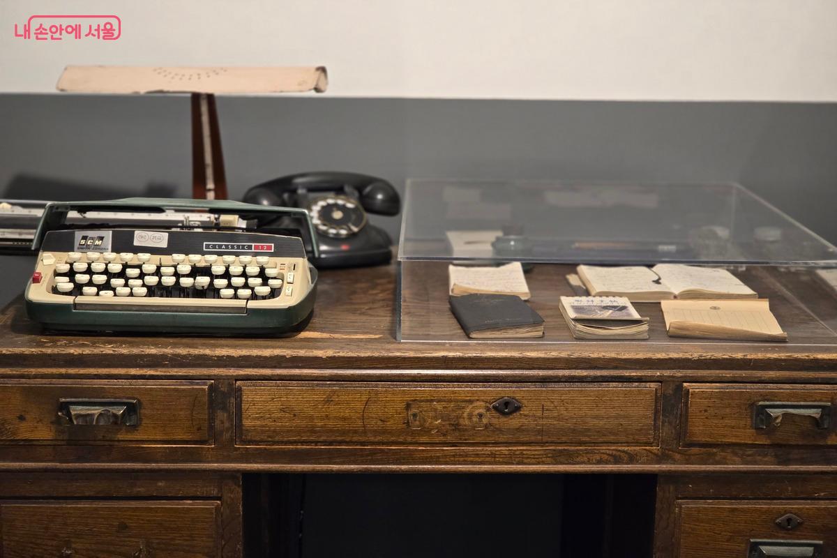 신문박물관, 글씨가 가득한 취재수첩과 원고지에 기사를 썼던 시절의 기자 책상이 재현되어 있다. ⓒ김은주