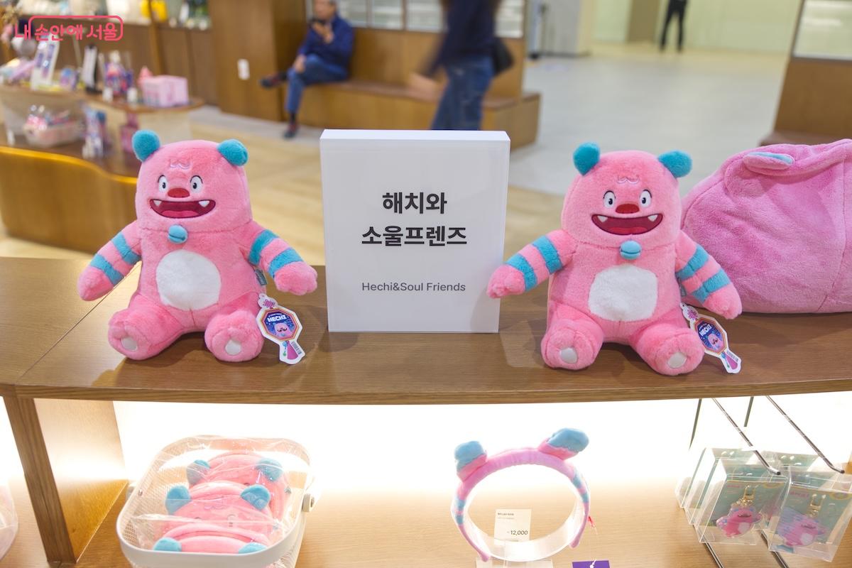 확장 개편됨에 따라 약 200여 개의 굿즈를 만나볼 수 있다. &copy;임중빈