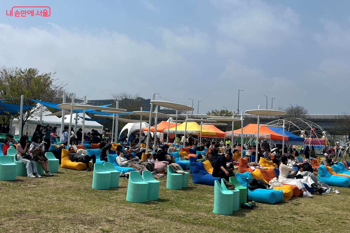 &lsquo;책읽는 한강공원&rsquo;에서 책과 함께 봄날을 즐기는 시민들 &copy;김연희
