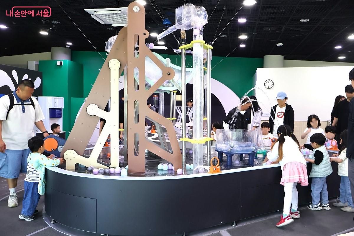 과학적 호기심이 샘솟는 물의 흐름을 통해 과학 원리를 배우는 어린이들 &copy;김대진  