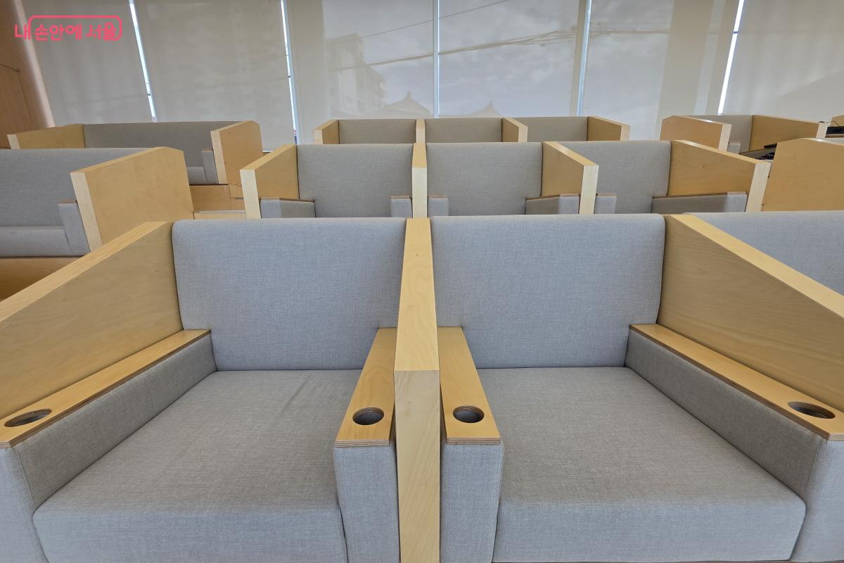 컵홀더가 있는 개인 좌석 &copy;조송연