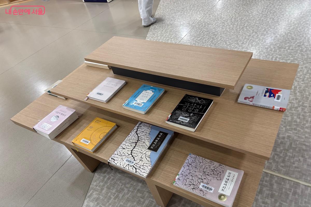 분기마다 추천 도서 테이블이 새롭게 꾸며진다. &copy;이혜원