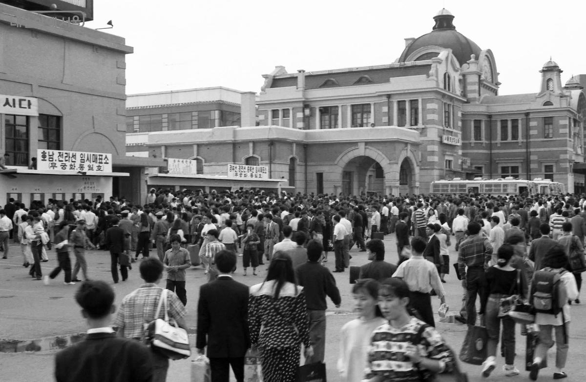 왼쪽 남부역에 명절 임시매표소가 설치되어 있다.(1991년) ©국가기록원