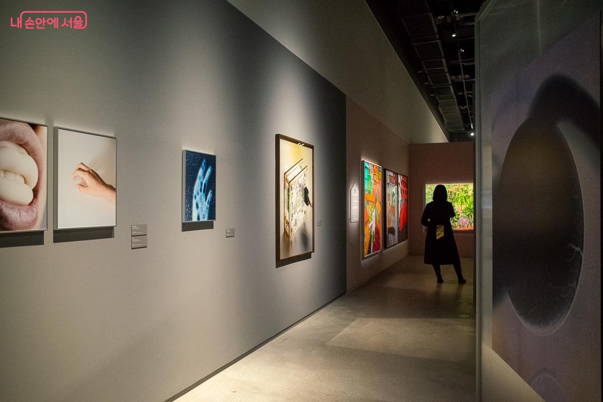 다양한 색감의 사진들이 전시되어 있는 4전시실 풍경 &copy;이란