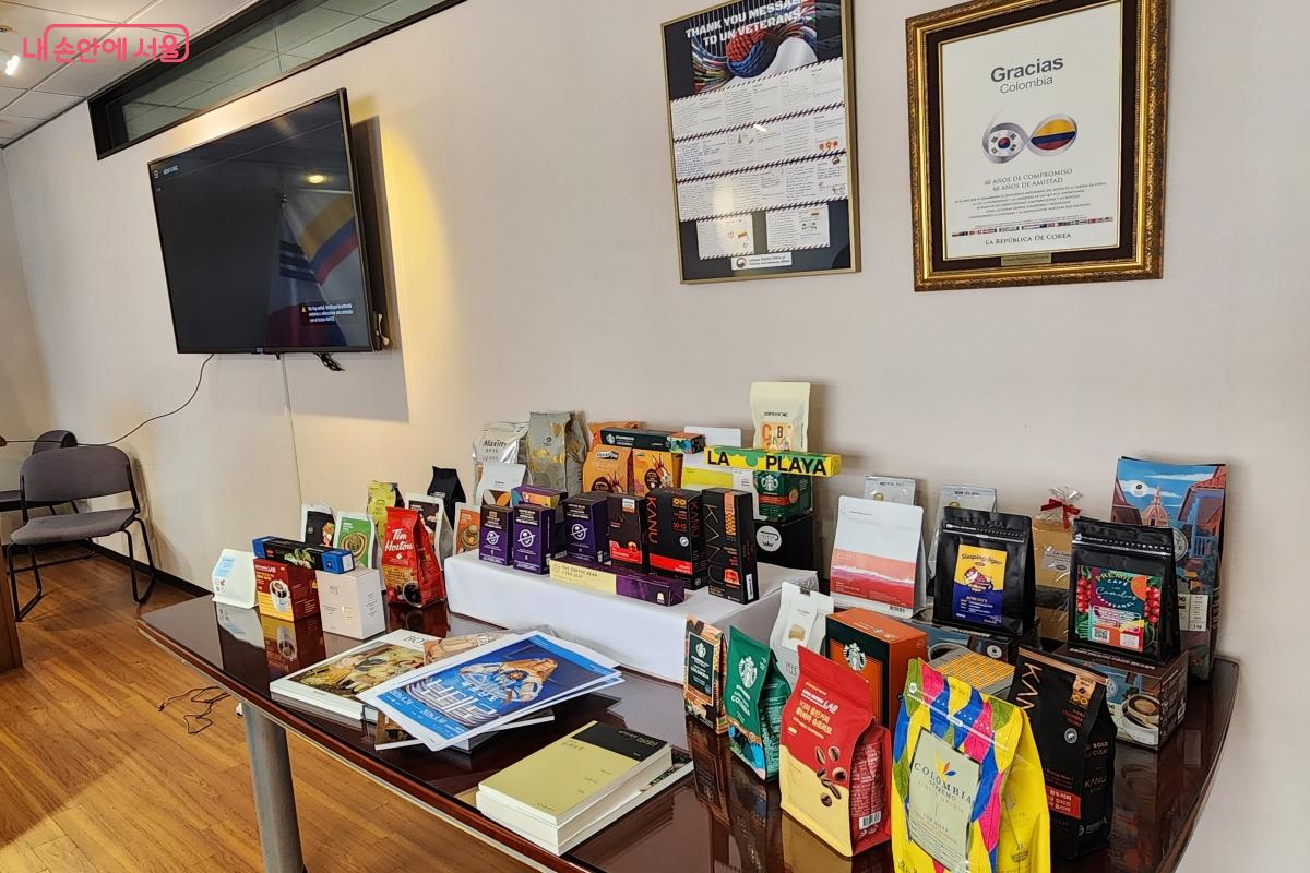 콜롬비아 커피 브랜드와 다양한 제품이 전시돼 있다. ⓒ윤혜숙