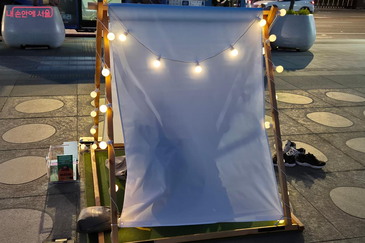 밤이 되고 나만의 독서 공간인 &lsquo;책 봐(bar)&rsquo;로 탈바꿈한 북텐트