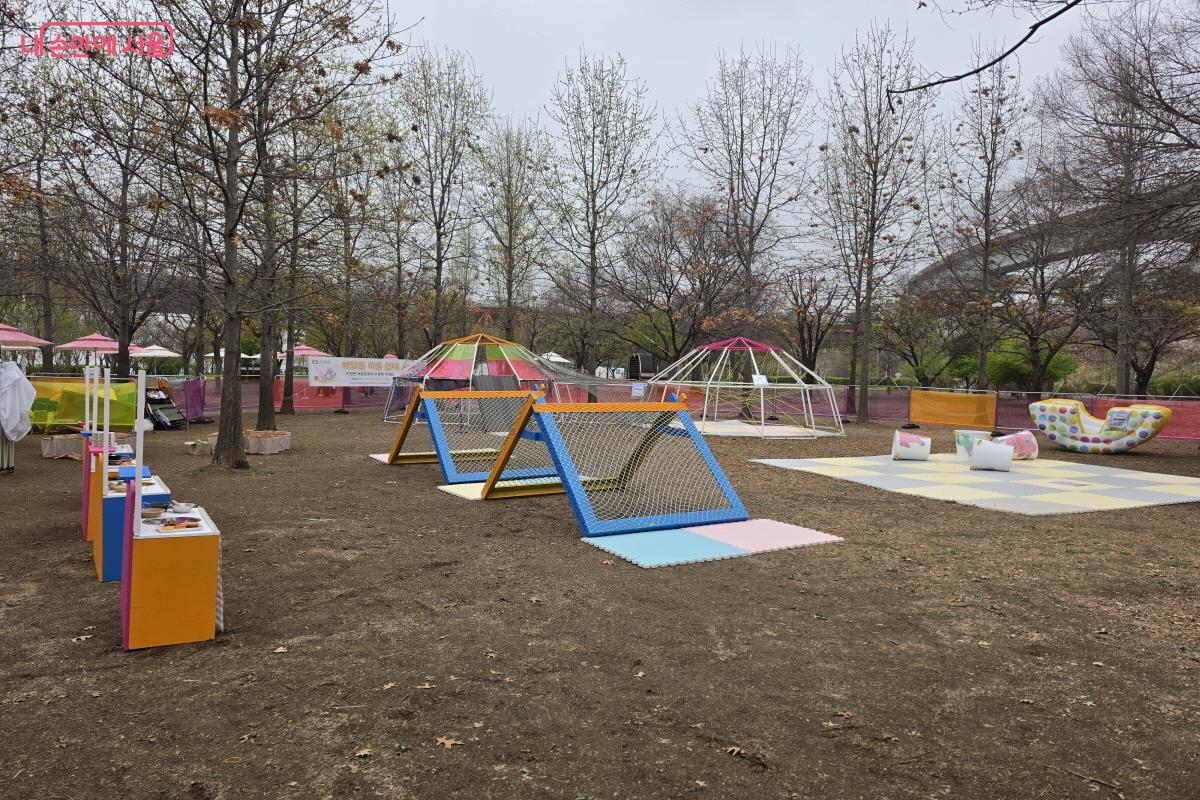 한강공원에서 즐길 수 있는 다양한 시설물들.