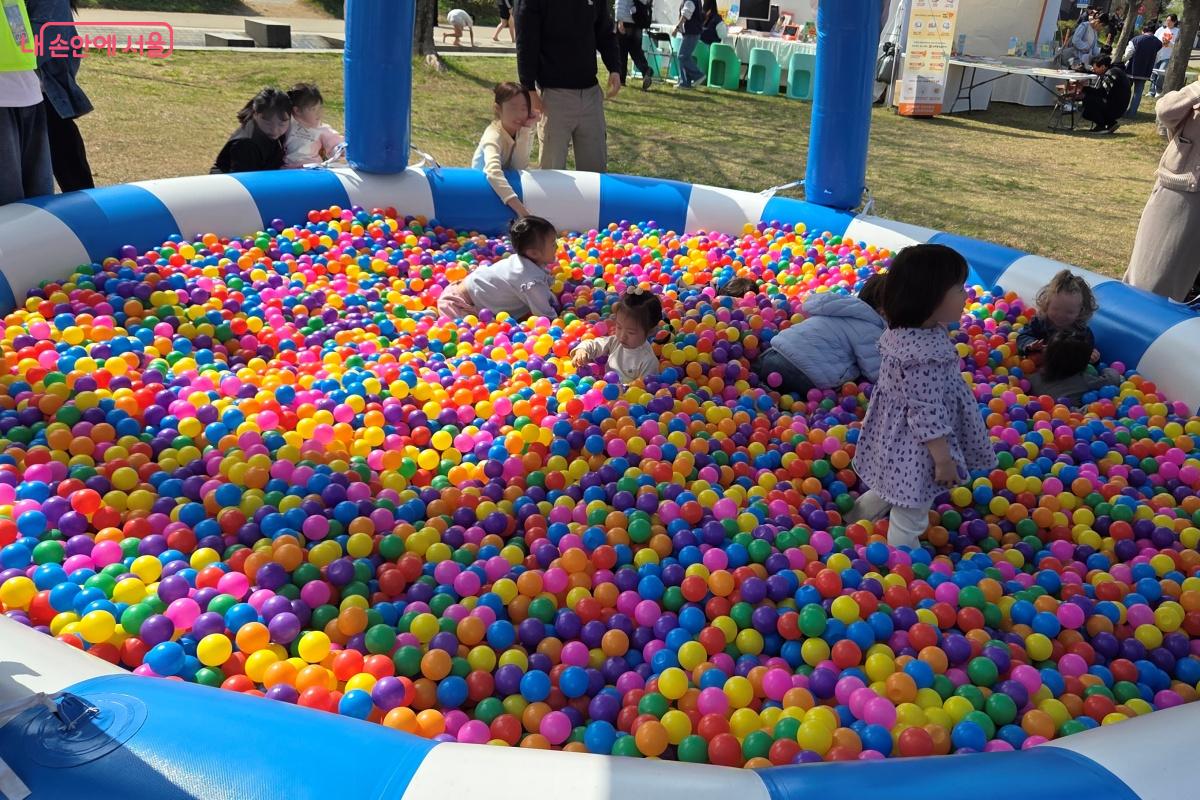 아이들이 이용할 수 있는 볼풀장 &copy;김미선