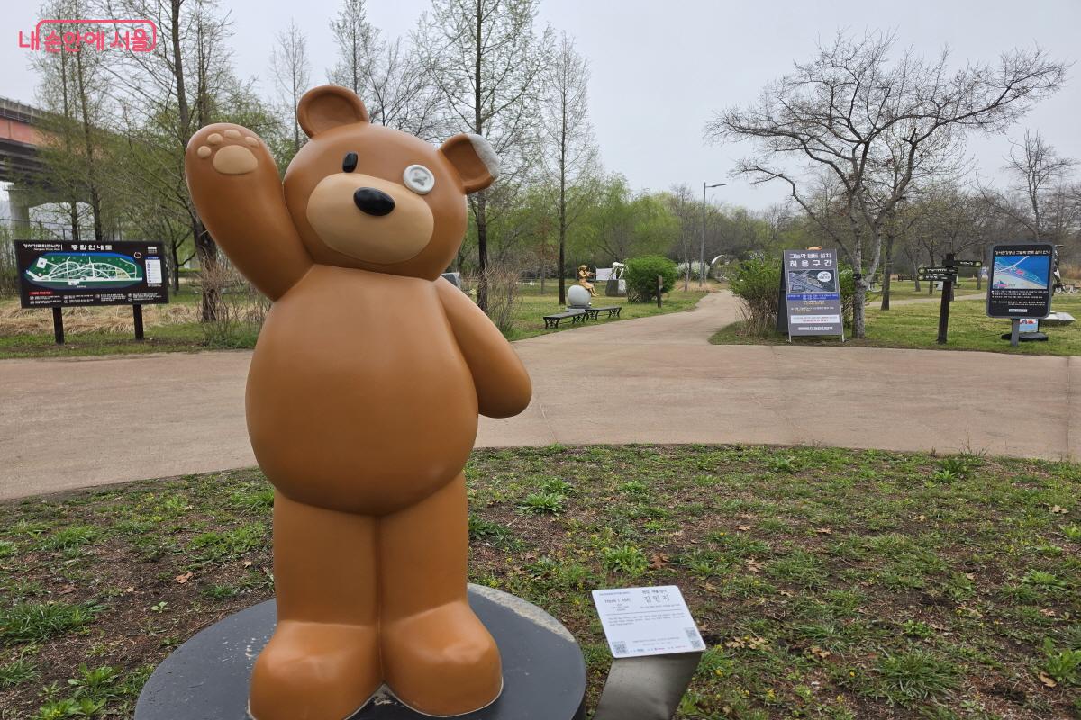 곰 인형 조각품이 시민을 반긴다.
