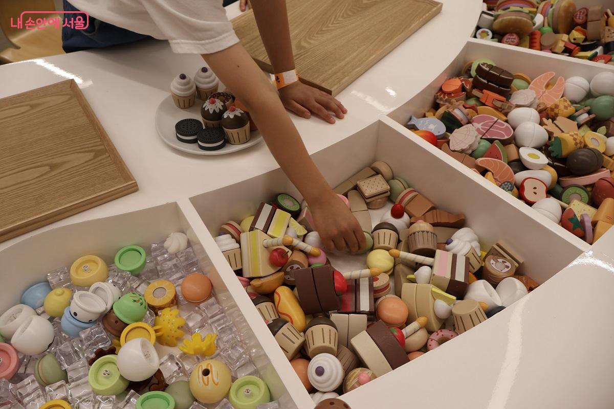 알록달록한 음식 모형을 활용해 꾸며보는 놀이 공간 &copy;김대진