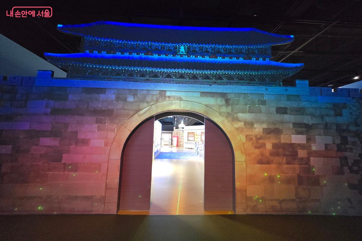 새벽 4시 숭례문이 열리면 한양으로 들어갈  수 있다