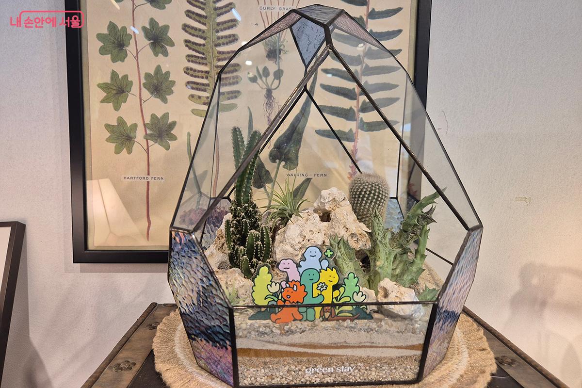 유리 용기 속 작은 정원과 조구만 캐릭터를 결합해 일상 속 정원생활을 표현한다. &copy;이혜숙