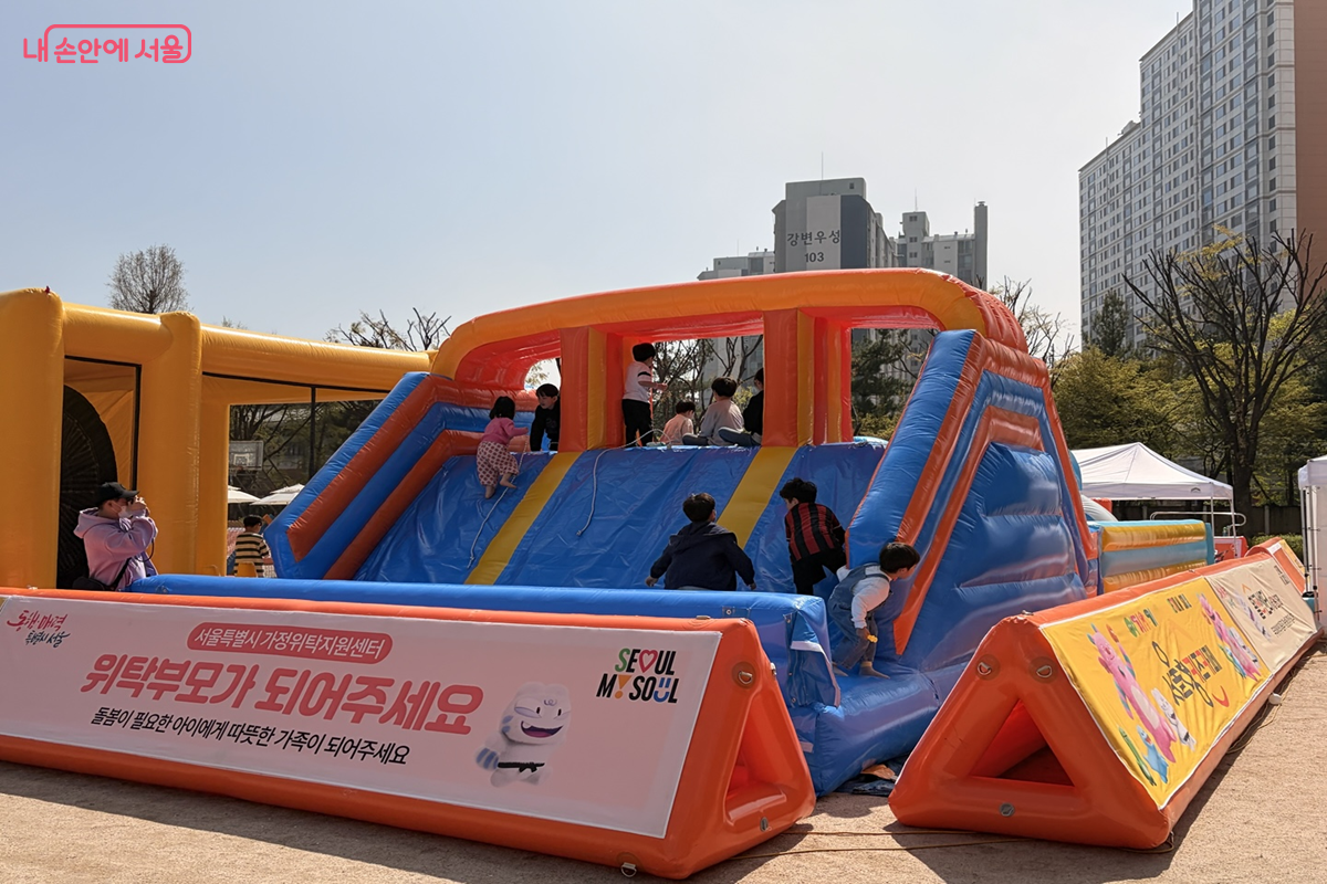 대형 미끄럼틀을 타며 놀이를 즐기는 아이들 &copy;권혜원