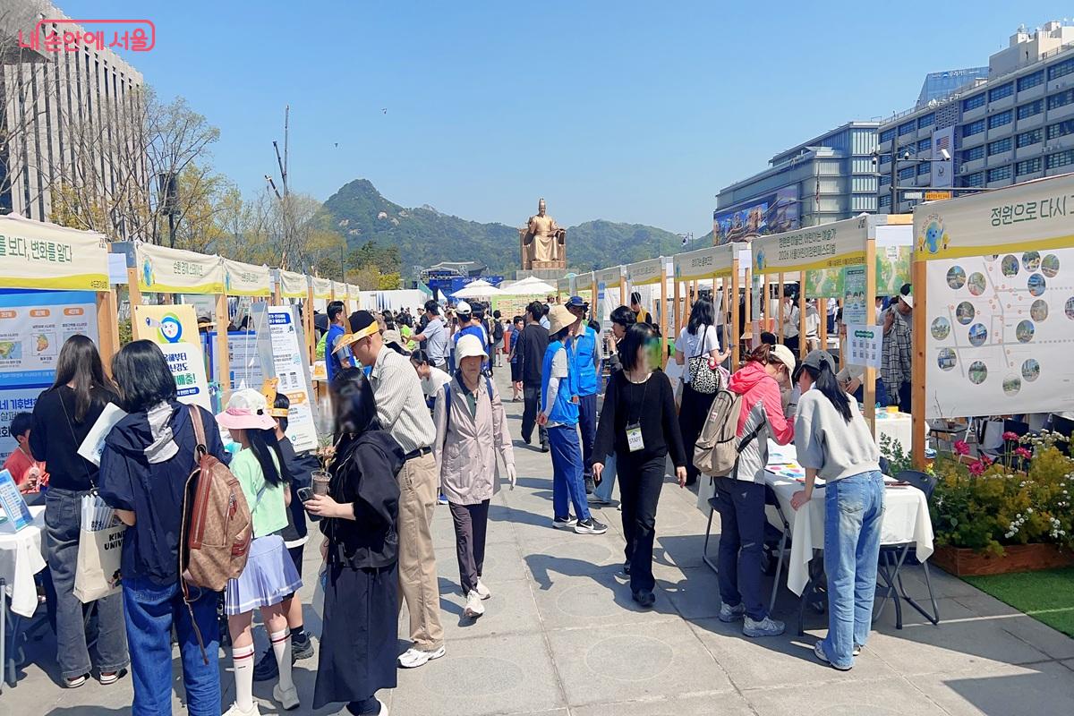 많은 시민들이 '지구의 날' 기념 행사에 참여하고 있다. &copy;백진숙