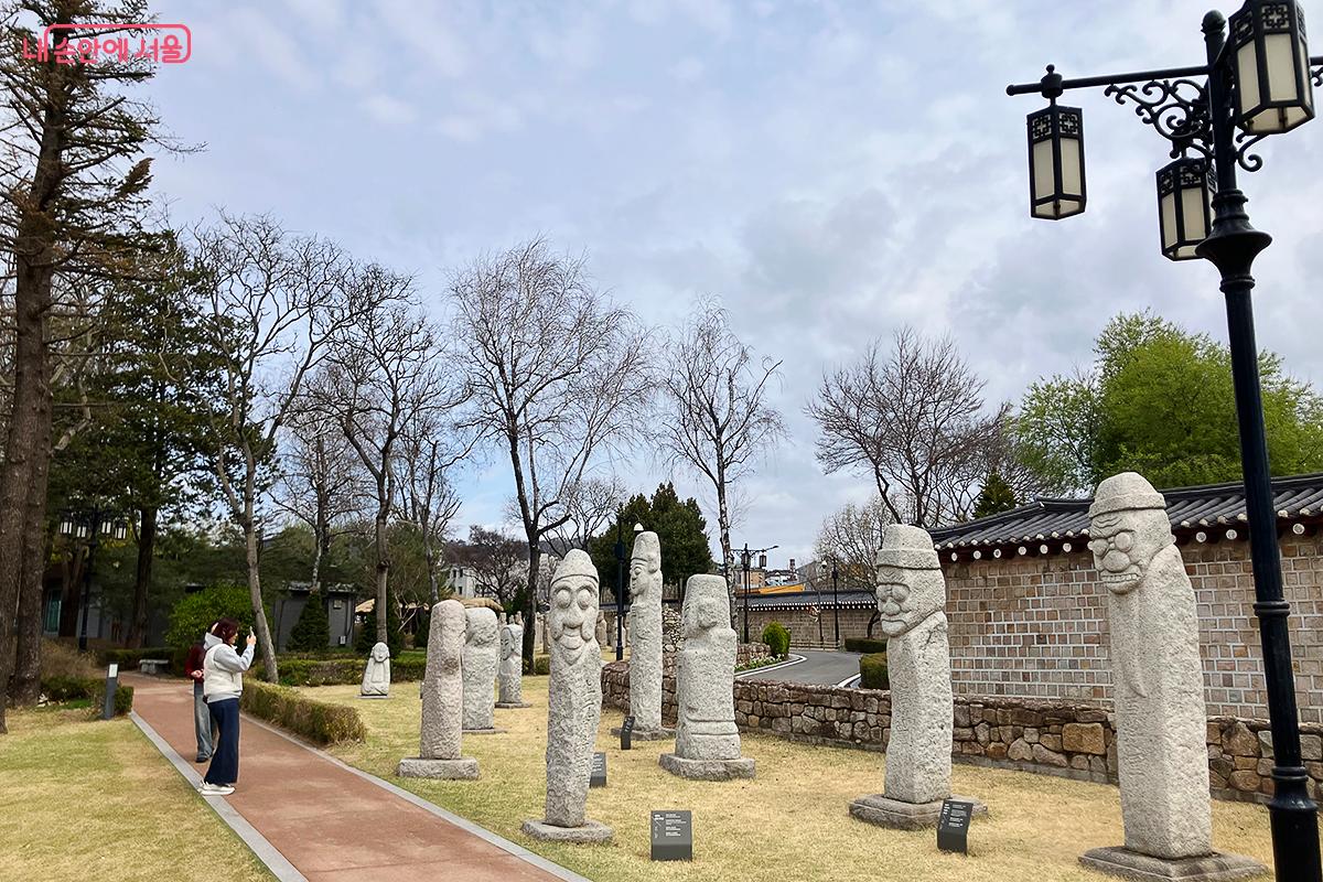 야외 정원 산책로에 전시된 다양한 전통 석조물 ©이란