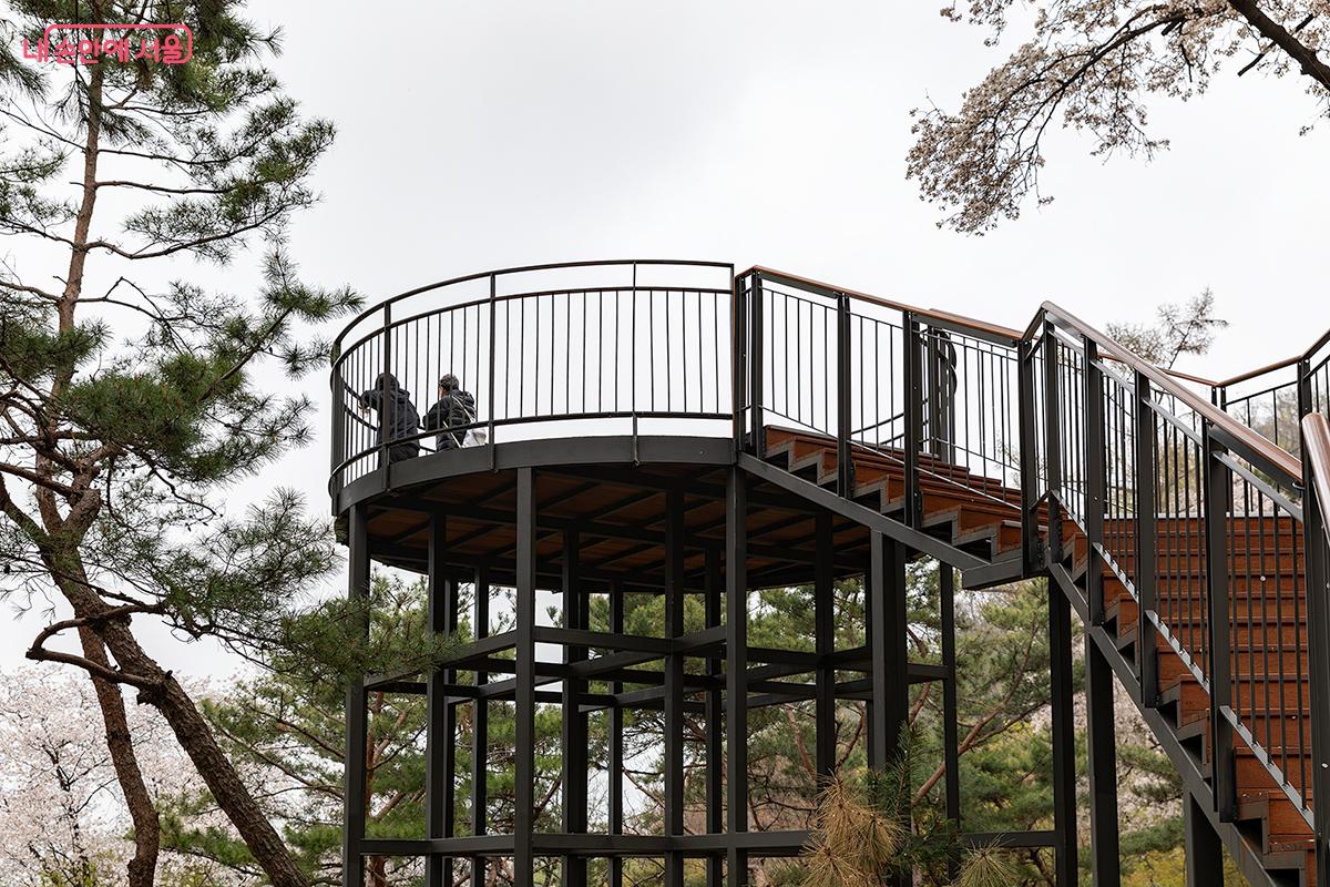 원두막처럼 우뚝 솟아있는 솔빛전망대에서 360도로 펼쳐진 봄풍경을 만날 수 있다. ⓒ문청야
