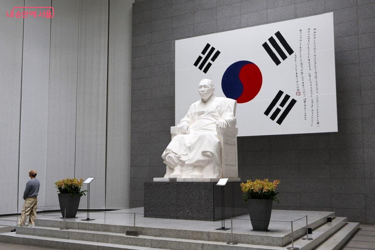 기념관 로비의 태극기 앞 백범 김구 좌상 &copy;김대진