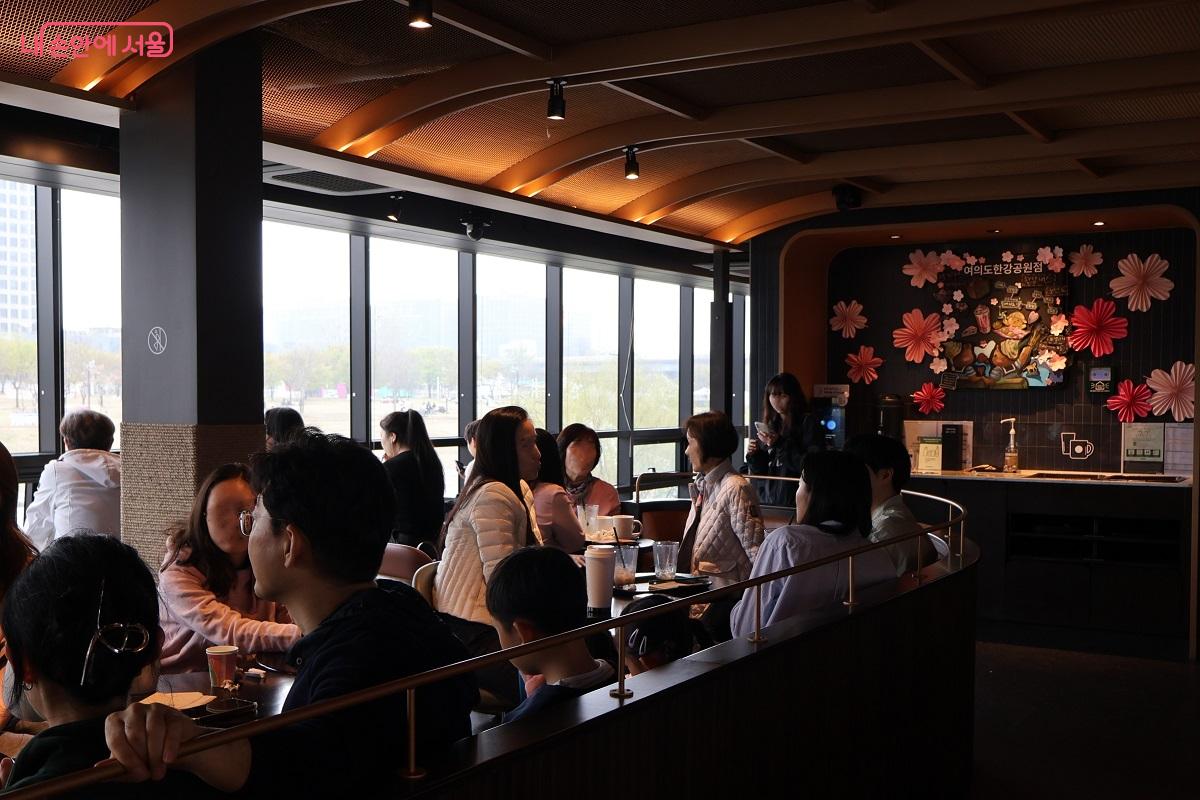 3층 한강버스 카페에서 담소를 나누며 휴식을 취하는 방문객들 ⓒ이봉덕