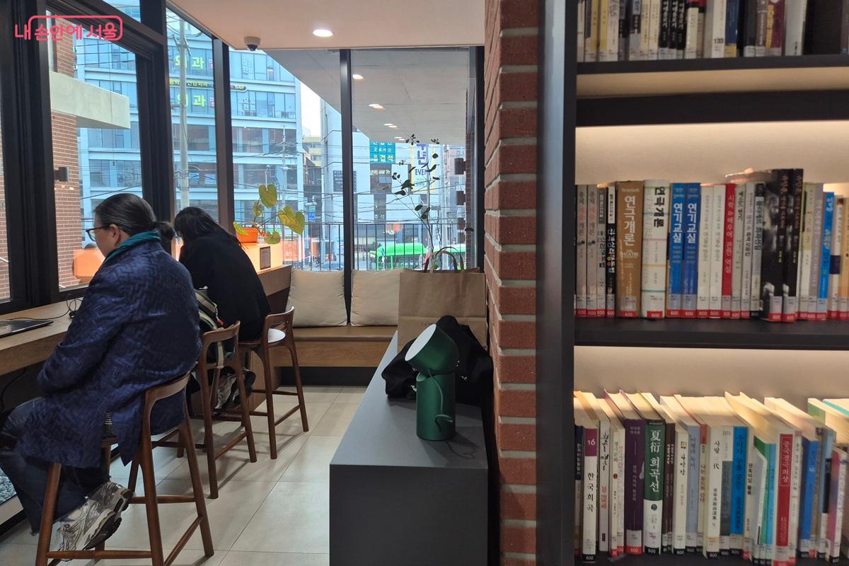 연극을 보지 않아도 방문할 수 있는 열린 공간이다. &copy;마가은