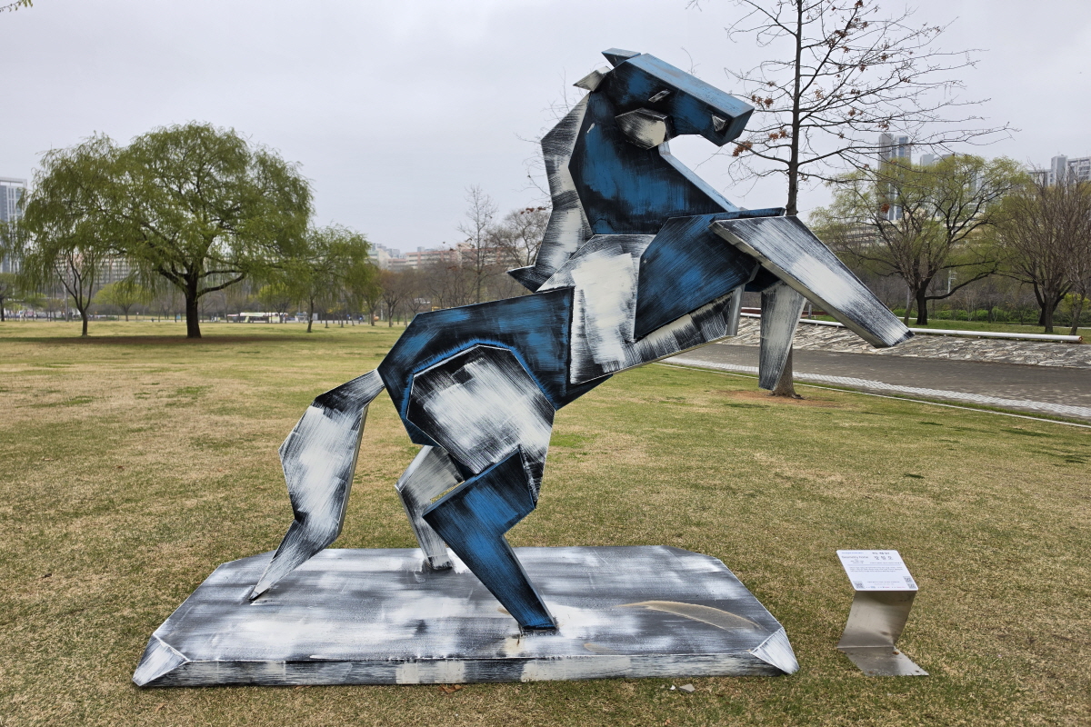 거대한 미술관으로 변신한 한강공원! 조각과 함께 3色 산책 즐기다