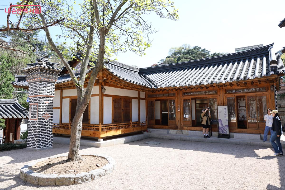 고즈넉한 분위기의 '무계원'을 방문한 시민들의 모습 &copy;박우영