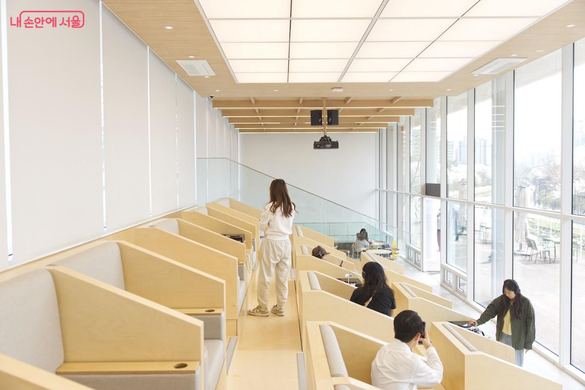 주말을 맞아 많은 시민들이 노원우이마루와 함께 벚꽃을 즐겼다