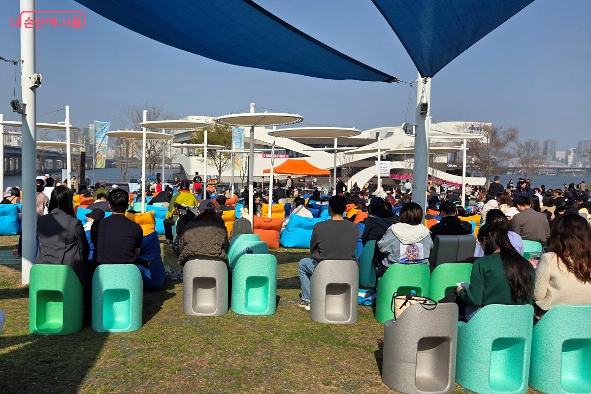 여의도 한강공원 멀티플라자에 펼쳐진 &lsquo;책읽는 한강공원&rsquo; &copy;김미선