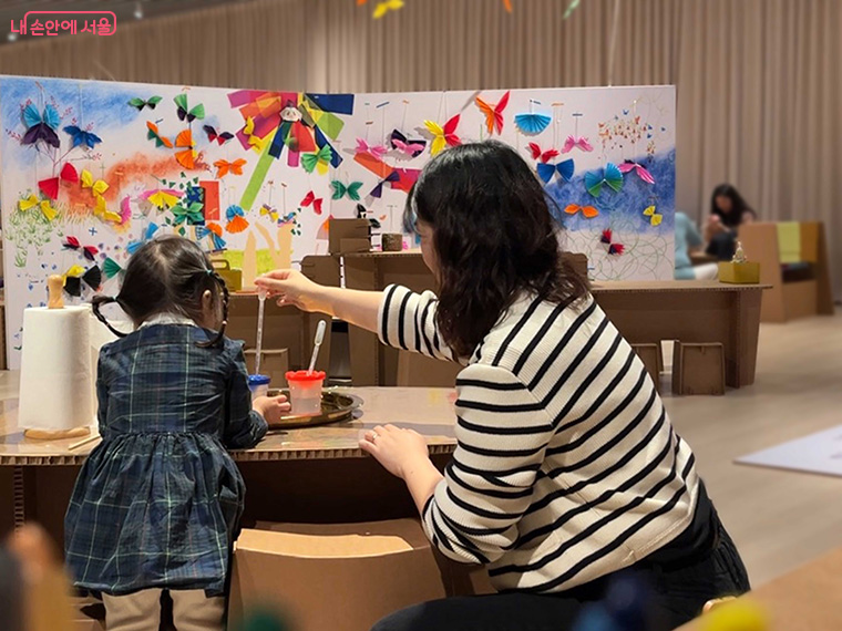 미취학 어린이와 보호자를 대상으로 하는 체험 전시 &lsquo;볼 빨간 돼지의 종이 모험&rsquo;이 6월 7일까지 진행된다. 
