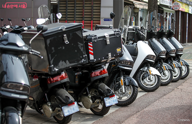 ‘배터리 교환형 전기이륜차’ 이용 확대를 위해 충전시설을 확충한다.