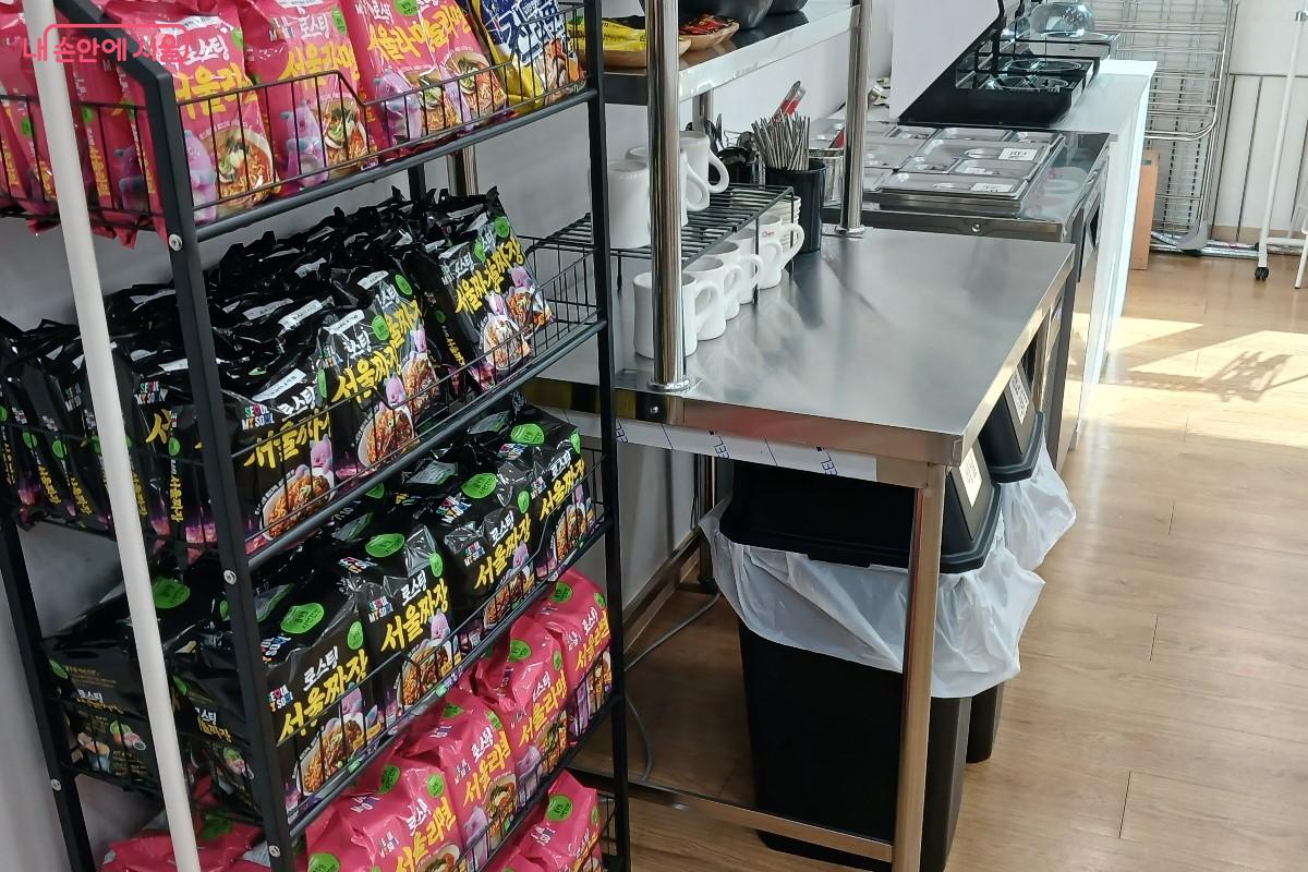 라면 등 간편식품 진열된 서울마음편의점 성동점 &copy;임영근 