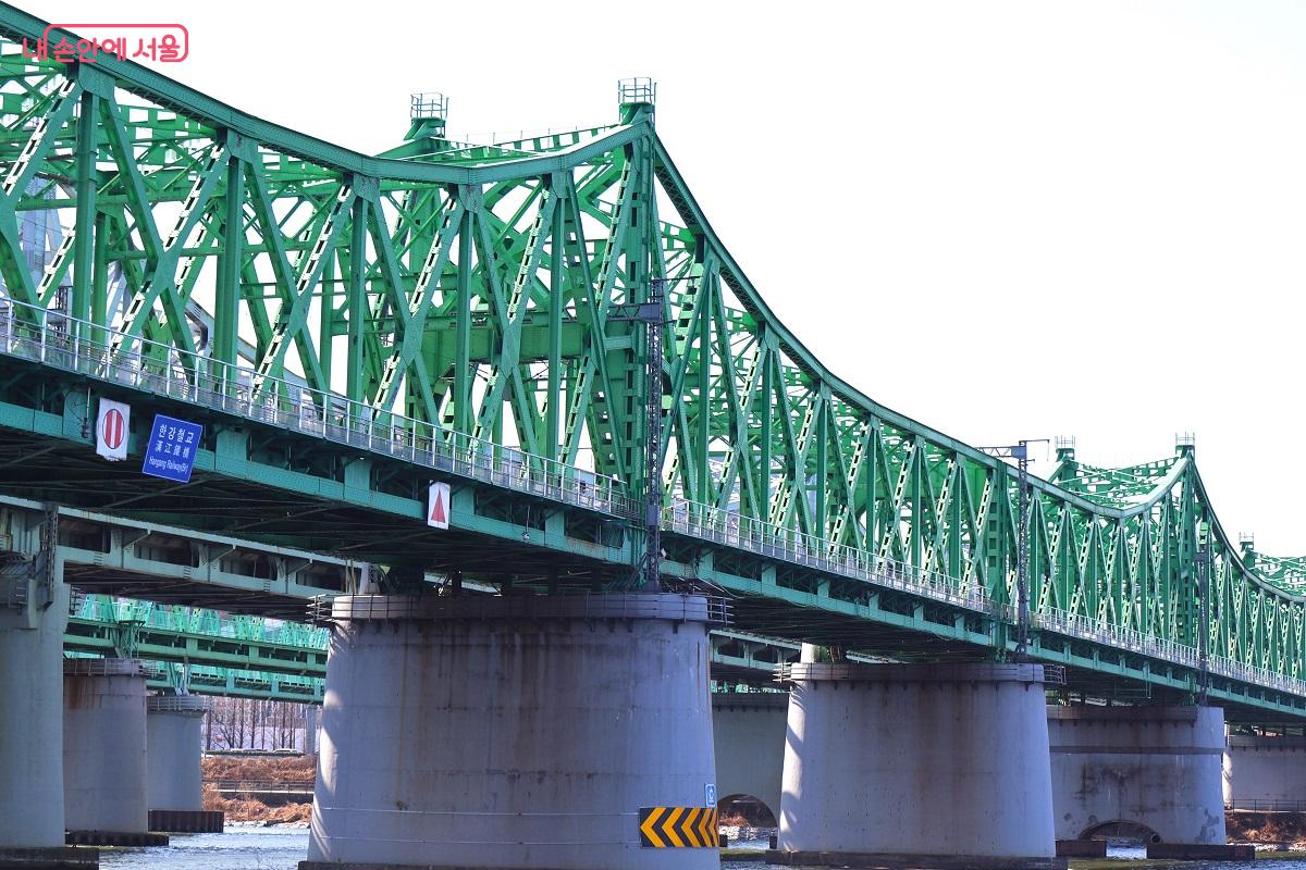 한국 철도의 역사를 간직한 초록색 격자 무늬의 한강철교 트러스 ⓒ이봉덕