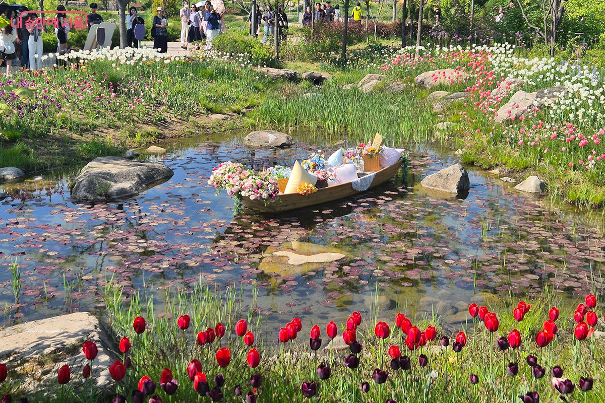 다양한 색상의 튤립과 작은 연못이 한 폭의 그림을 보는 것 같다. &copy;이혜숙