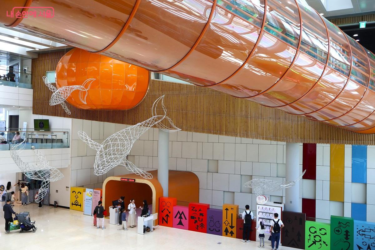 아이들의 꿈을 싣고 날아오르는 고래 조형물 등 상상력이 가득한 서울상상나라 로비 &copy;김대진