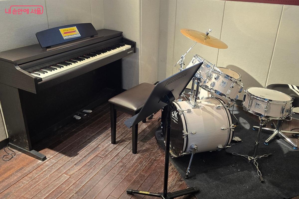 2층 &lsquo;개인 기량 향상을 위한 연습실&rsquo;이 있다. 개인 실기실 키보드와 드럼 &copy;조성희