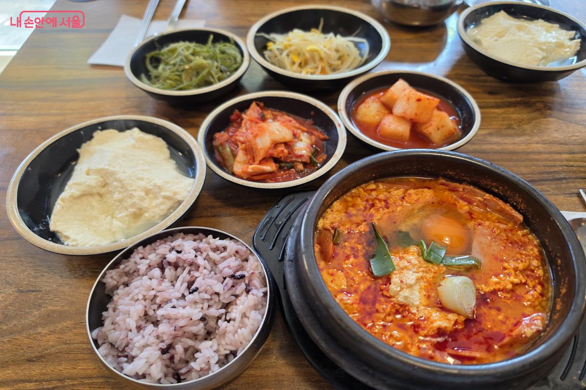 점심 메뉴로 선택한 흑미밥과 순두부찌개 ©심재혁