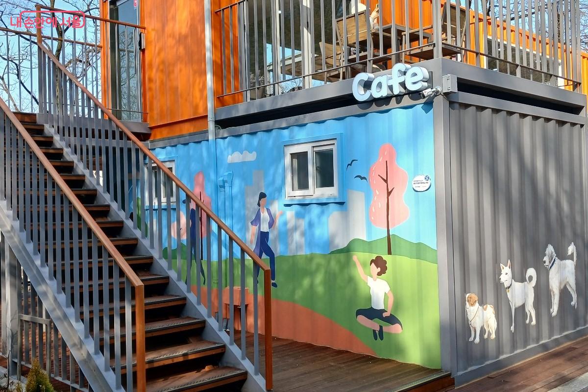 '천연황토 행복쉼터' 2층 카페로 가는 계단 &copy;임영근 