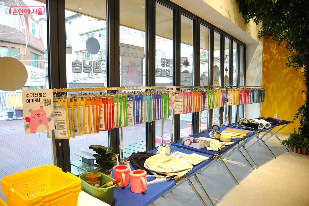 비치된 개설 강좌별 설명판과 러닝숍 진행을 위한 물품들 &copy;조수봉