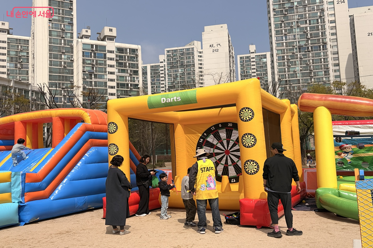 다트 놀이를 즐기는 아이들 &copy;권혜원
