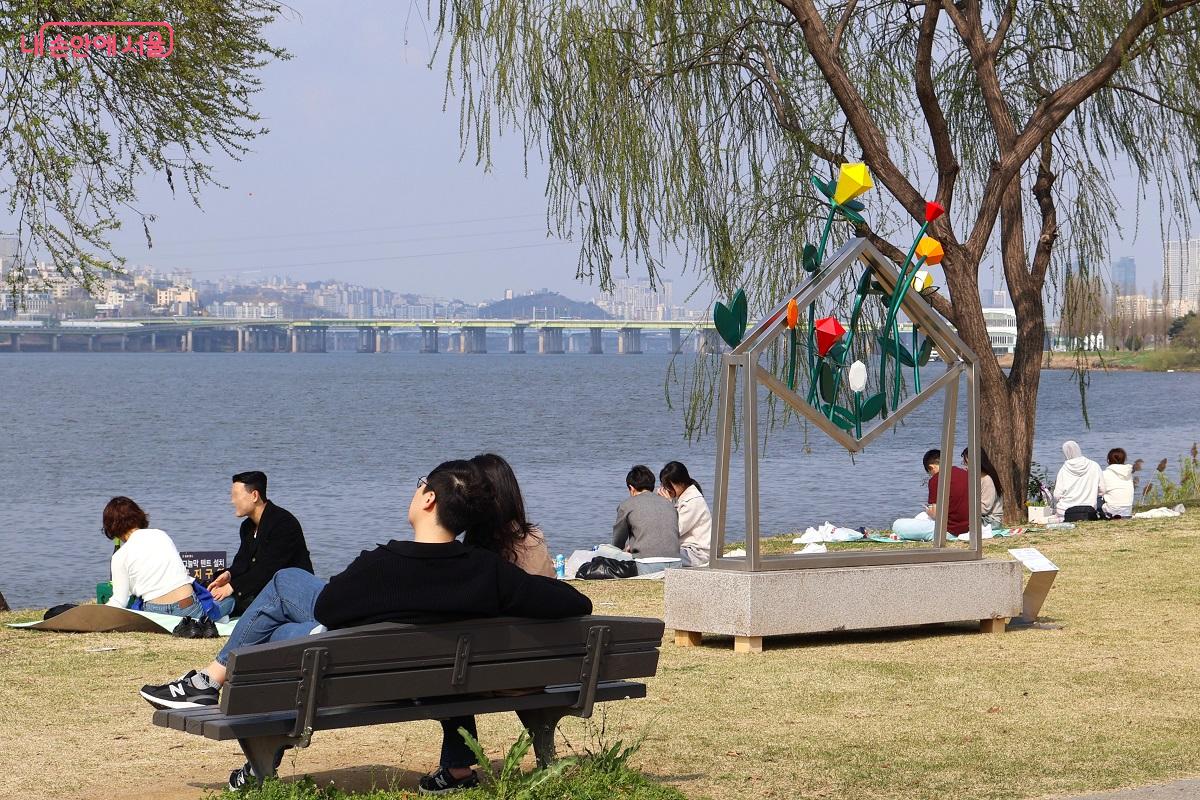 1차 전시가 진행 중인 반포한강공원에 설치된 조각 작품이 일상의 풍경에 예술적 감성을 더한다. &copy;이봉덕