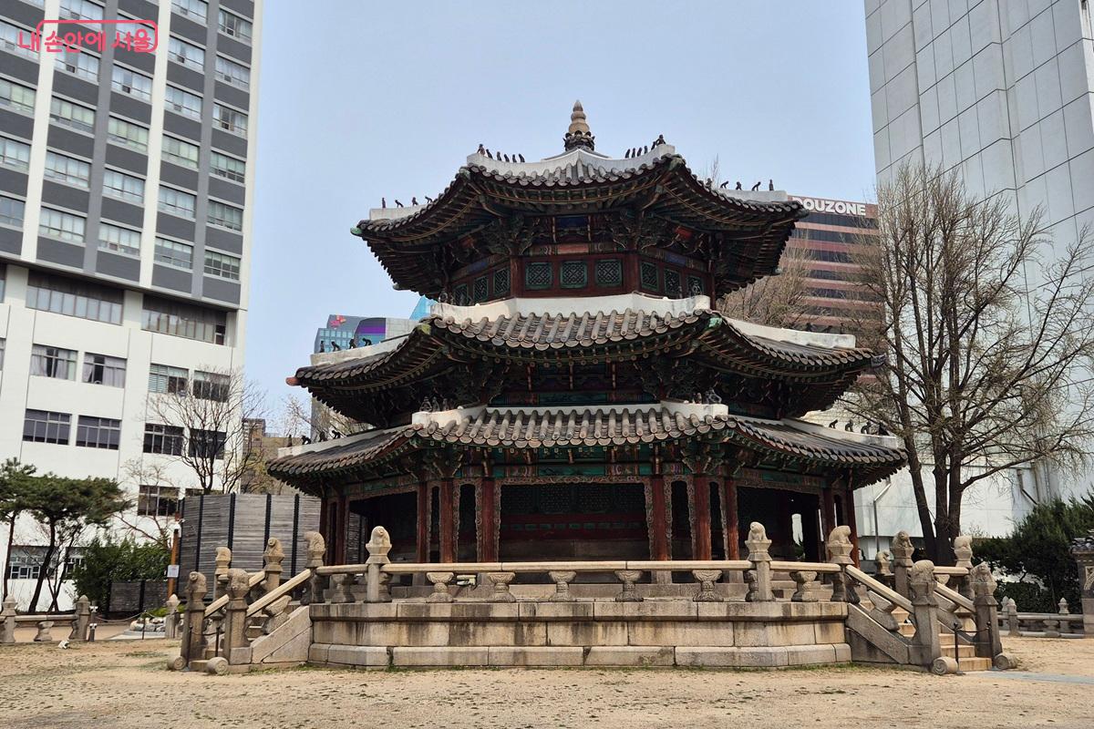 빌딩 숲 사이 현재는 황궁우만이 남아 환구단의 기억을 보존하고 있다. &copy;마가은