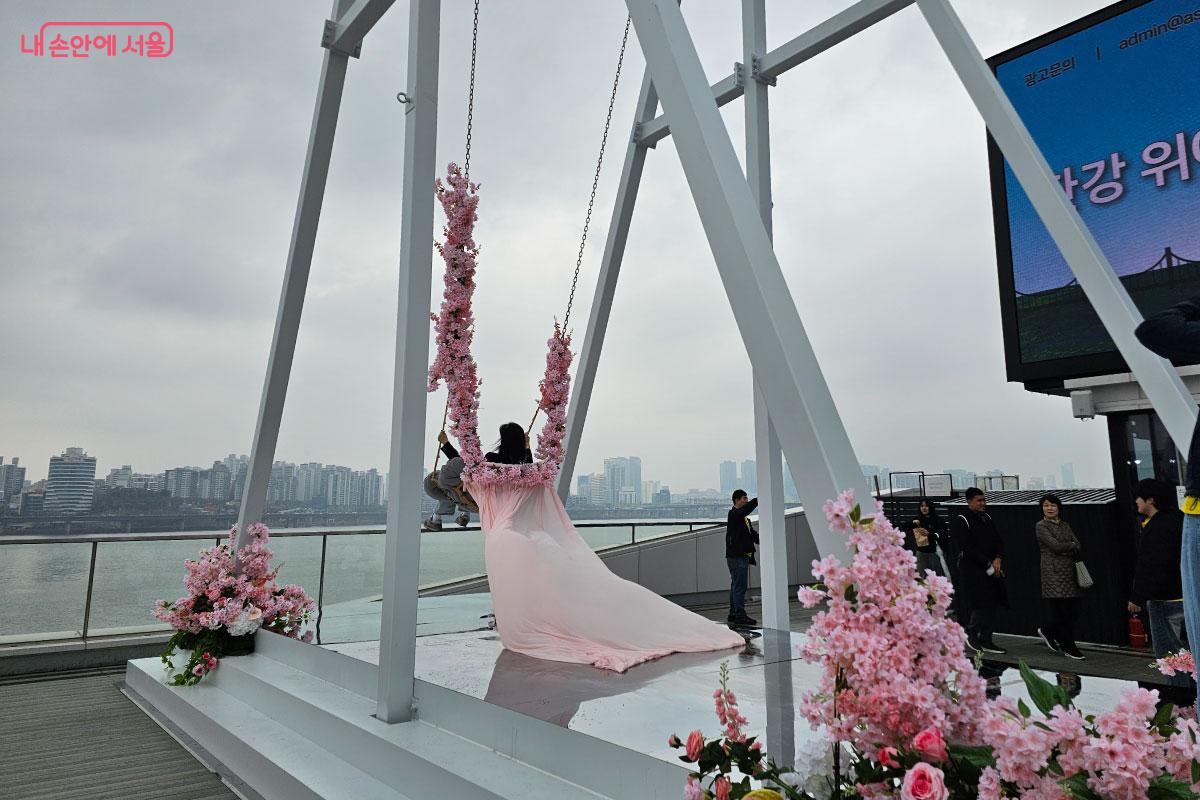 옥상에 올라가면 한강을 보며 그네를 탈 수 있다