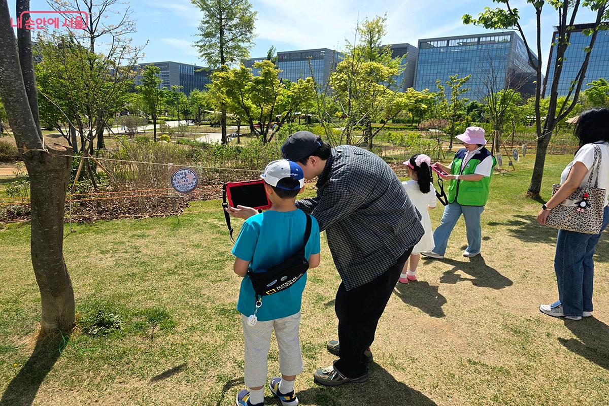 AR 기기로 숲속 동물의 이야기를 생생하게 체험 중인 아이들.ⓒ양순남